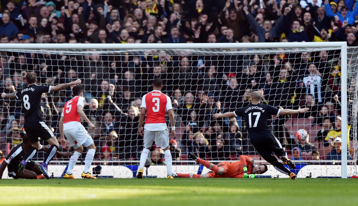Pemain Watford, Odion Ighalo, saat mencetak gol ke gawang Arsenal pada putaran keenam Piala FA di Stadion Emirates, London, Minggu (13/3/2016). (Reuters/Hannah McKay)