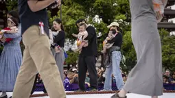 Festival tradisional tersebut biasanya diadakan di kuil-kuil Jepang, seperti Kuil Sensoji, dan berlangsung pada musim semi, terutama sekitar bulan April atau Mei. (AFP/Yuichi Yamazaki)