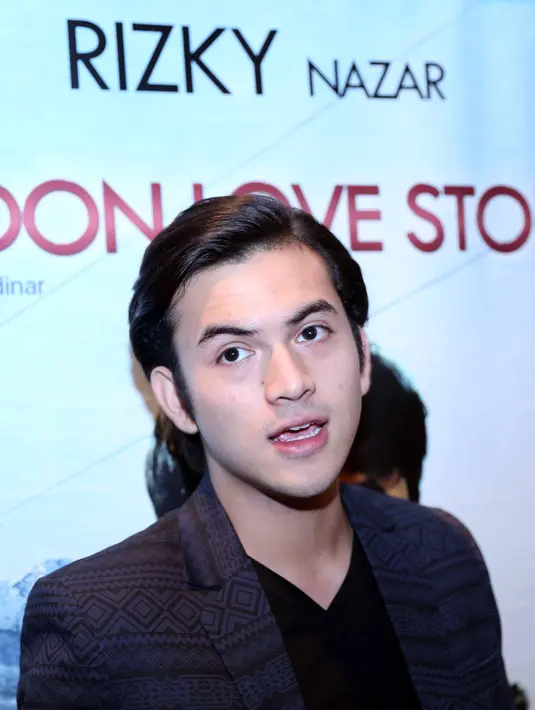 "Terus kita suka makan mi karena di sana makanannya agak susah, apalagi di Glacier 3000 itu deket gunung dan dingin, jadi kita bawa mi banyak, makan bareng-bareng," ucap Rizky Nazar di kawasan Senayan, Jakarta, Rabu (22/2/2017). (Nurwahyunan/Bintang.com)