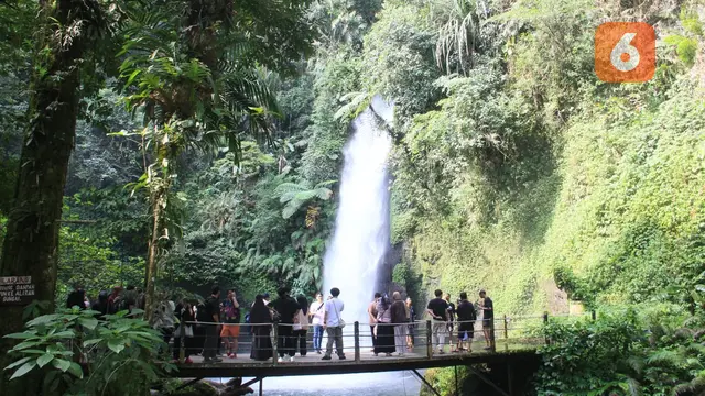 Suasana wisatawan saat berada di Curug Sawer kawasan wisata Situ Gunung Suspension Bridge Sukabumi. (Liputan6.com/Fira Syahrin).