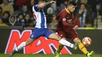 Aksi Diego Perroti pada leg kedua, babak 16 Liga Champions yang berlangsung di Stadion Do Dragao, Porto, Kamis (7/3). AS Roma kalah 1-3 kontra Porto (AFP/Miguel Riopa)