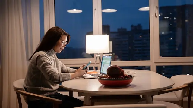 illustrasi wanita bekerja malam hari