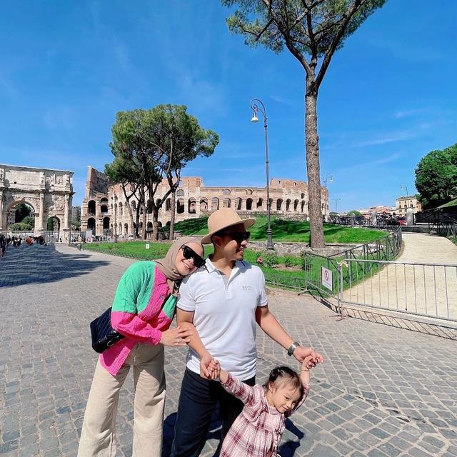 7 Potret Sheza Idris dan Keluarga Liburan di Luar Negeri, Umumkan Kehamilan