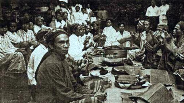 Indonesia tempo dulu sangat terlihat momen kebersamaannya. Belum ada smartphone, anak muda pada zaman tersebut larut dalam kegembiraan Lebaran bersama keluarga.