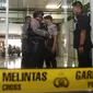 Petugas dari Polda Metro Jaya memasang garis polisi di lokasi ledakan di kantin Mal Alam Sutera, Tangerang, Banten, Rabu (28/10). Polda Metro Jaya memastikan sumber ledakan itu adalah bom rakitan dan berdaya ledak rendah. (Liputan6.com/Herman Zakharia)