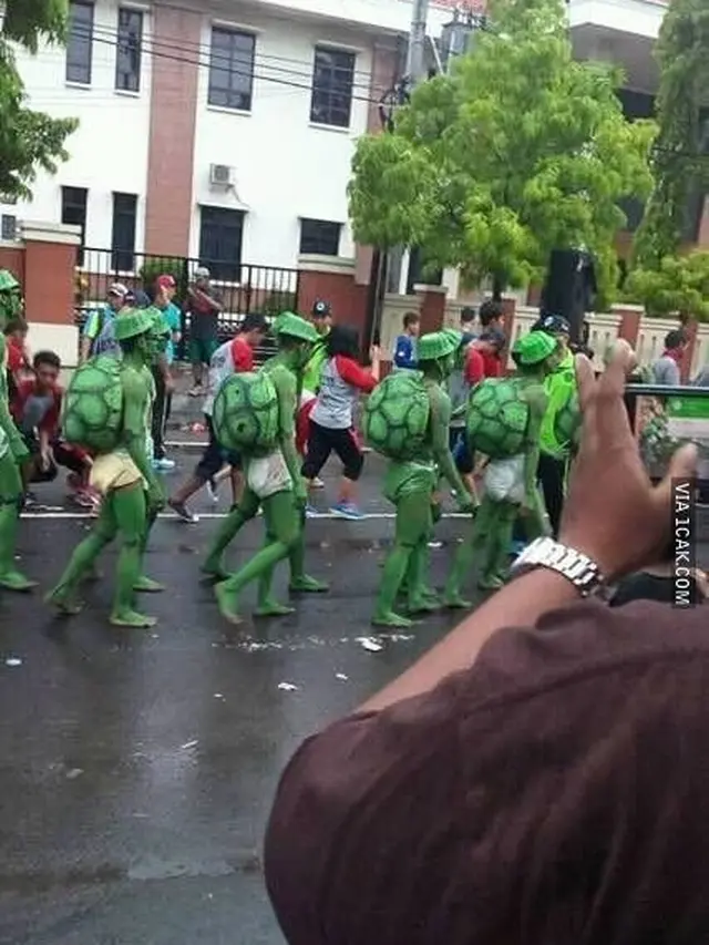 7 Potret Nyeleneh Kostum Karnaval 17 Agustus Ini Ada yang Lucu Hingga Seram