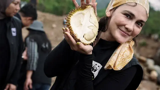 Gaya Maskulin Luna Maya Tinjau Lokasi Bencana di Aceh, Naik Motor Trail hingga Makan Durian
