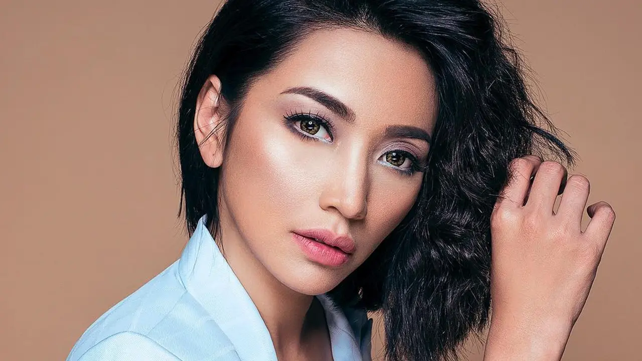 FOTO: Gaya Hesti Purwadinata Pakai Makeup Tebal, Tampil Memesona
