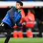 Putra Cristiano Ronaldo, Cristiano Ronaldo Jr berusaha mengontrol bola usai pertandingan antara Real Madrid dan Real Sociedad di stadion Santiago Bernabeu di Madrid, Spanyol (10/2). (AFP Photo/Gabriel Bouys)