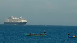 Kapal pesiar MS Westerdam terlihat dari pelabuhan Sihanoukville, Kamboja, Kamis (13/2/2020). Kapal pesiar yang mengangkut 2.200 penumpang beserta kru tersebut sebelumnya ditolak oleh Thailand, Jepang, Taiwan, Filipina, dan Guam karena khawatir adanya virus corona. (AP Photo/Heng Sinith)
