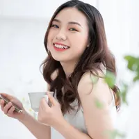 Ilustrasi perempuan memegang smartphone. ©havucvp@gmail.com/Depositphotos