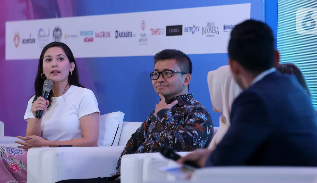 Aktris yang juga aktivis Hannah Al Rashid saat menjadi narasumber dalam forum dialog Summit on Girls Getting Equal: Let's Invest in Girls di Jakarta, Selasa (10/12/2019). Kebijakan yang pro terhadap kesetaraan gender masih belum banyak diakomodasi di tingkat desa. (Liputan6.com/Fery Pradolo)