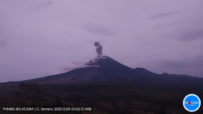 Gunung Semeru Erupsi, Semburkan Abu Vulkanik 1.000 Meter ke Arah Barat