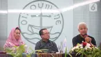 Calon Presiden (capres) nomor urut 3, Ganjar Pranowo (kanan) berdialog dengan pengurus gereja antardenominasi dari berbagai seluruh daerah di Graha Oikumene, Kantor Persekutuan Gereja-Gereja di Indonesia (PGI), Salemba, Jakarta, Senin (22/1/2024). (merdeka.com/Arie Basuki)
