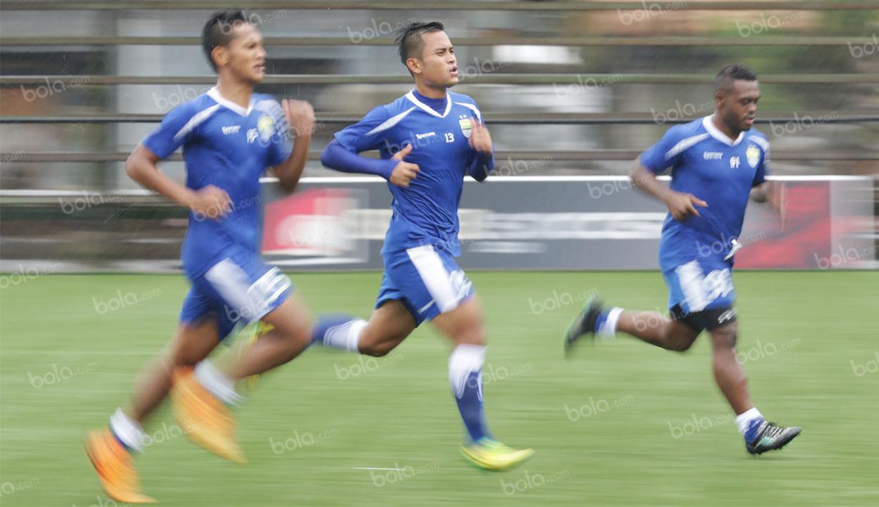 Pemain Persib, Agung Pribadi, melatih kecepatan saat latihan di Lapangan Progresif, Bandung, Senin (3/5/2016). (Bola.com/Vitalis Yogi Trisna)