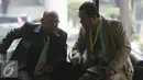 Pengacara, Nazarudin Lubis berbincang saat berada di dalam gedung KPK, Jakarta, Selasa (28/6). Nazaruddin yang merupakan kuasa hukum terdakwa Saipul Jamil diperiksa untuk tersangka Berthanatalia Ruruk Kariman. (Liputan6.com/Herman Zakharia)