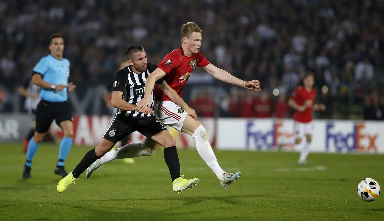 Gelandang Manchester United, Scott McTominay membawa bola dari kawalan pemain Partizan Belgrade, Zoran Tosic pada pertandingan lanjutan Grup L Liga Europa di stadion Partizan di Belgrade, Serbia (24/10/2019). MU menang tipis 0-1 atas Partizan Belgrade. (AP Photo/Marko Drobnjakovic)