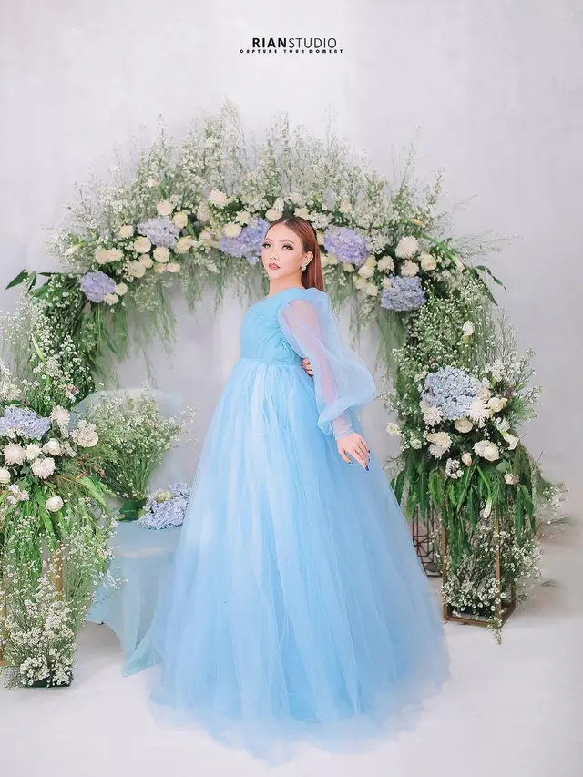 Gaya Pemotretan Syahiba Saufa dengan Gaun Biru Muda, Bak Cinderella. (Sumber: Instagram/riandypratama.id)