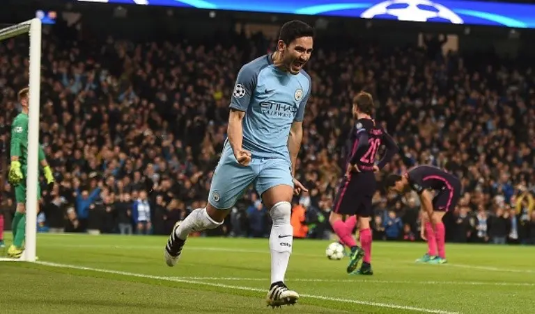 Gelandang Manchester City Ilkay Gundogan merayakan gol ke gawang Barcelona pada laga Liga Champions di Etihad Stadium, Manchester, Selasa (1/11/2016). (AFP/Paul Ellis)