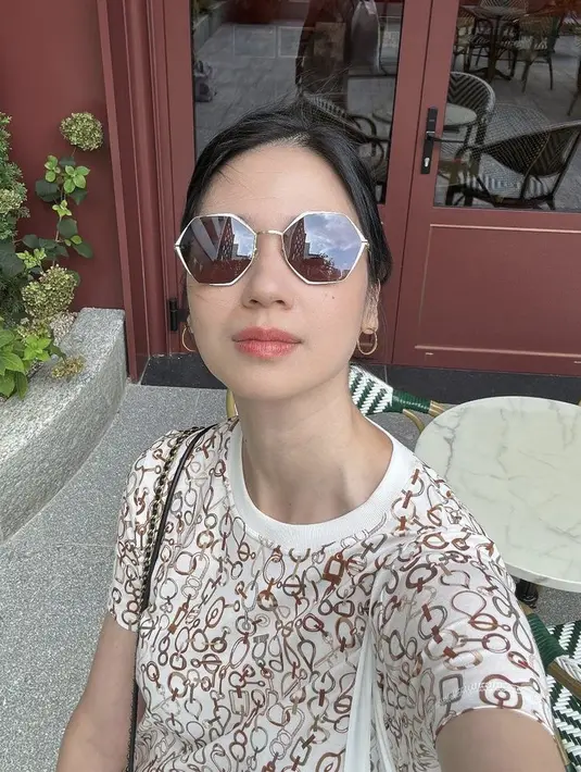 Perempuan berusia 35 tahun ini selfie mengenakan kacamata hitam dengan riasan flawless hanya tampak lipstik tipis. (@laurabas)