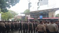 Ratusan personel kepolisian berjaga di sekitar&nbsp;Graha Persib, Jalan Sulanjana, Bandung, Rabu (10/8/2022). (Bola.com/Muhammad Faqih)