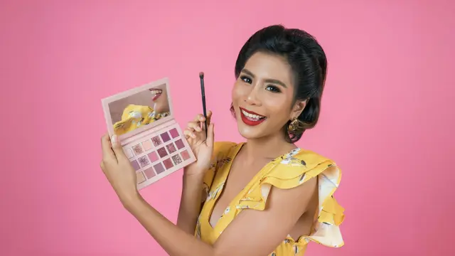 Siap-siap Berdandan Glamor, Tren Makeup 2025 Bakal Bikin Kamu Tercengang! (Foto dok : Freepik/jcomp)
