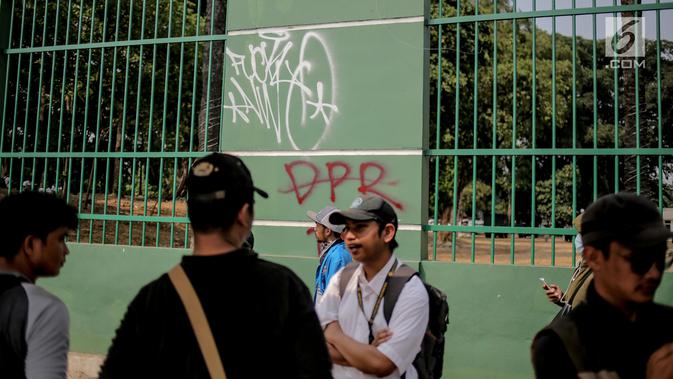 Coret-coretan menghiasi tembok di sekitar Gedung DPR/MPR RI, Jakarta, Selasa (24/9/2019). Demonstrasi mahasiswa dari berbagai kampus yang menolak pengesahan RUU Kitab Undang-Undang Hukum Pidana (KUHP) tercoreng oleh aksi coret-coretan. (Liputan6.com/Faizal Fanani)