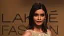 Aktris Bollywood Diana Penty berpose mempersembahkan kreasi desainer Pallavi Mohan pada hari pertama FDCI x Lakme Fashion Week di Mumbai pada 12 Oktober 2022. Diana adalah alumni dari St. Xavier's College Mumbai. (AFP/Punit Paranjpe)