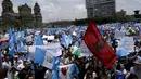 Ribuan warga berunjuk rasa menuntut mundur Presiden Otto Perez di pusat kota Guatemala City, Kamis (27/8/2015). Aksi ini dilakukan setelah Presiden Perez menolak mundur usai dituding terlibat skandal korupsi bea cukai. ( REUTERS/Jorge Dan Lopez)