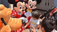 Si bocah tunarungu Phoenix disapa Mickey Mouse pakai bahasa isyarat. (Foto: Instagram @olive.crest)
