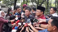 Bupati Ngawi berpeci, bersama Ketua DPD PDIP Jawa Timur Kusnadi. (Liputan6.com/Putu Merta Surya Putra)