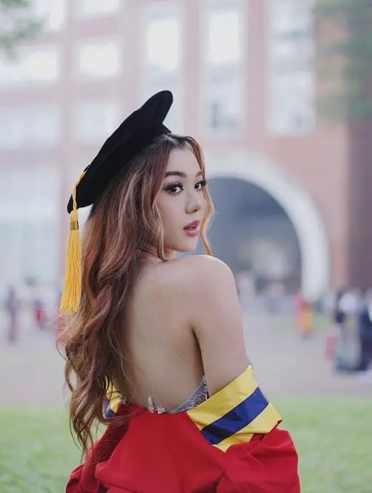 Momen wisuda ini menjadi bukti nyata bahwa kerja keras dan konsistensi akan membawa hasil yang memuaskan meskipun di tengah kesibukan jadi artis. Selamat, Gabriella! (Liputan6.com/IG/@gabriellaekaputri)