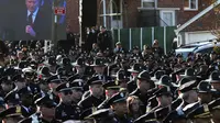 Aksi balik badan polisi saat Walikota New York, Bill de Blasio sedang berpidato (nypost.com)