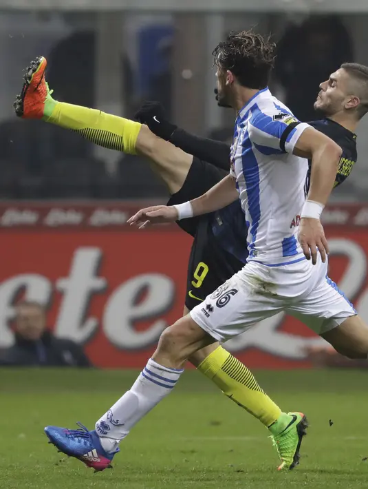 Aksi pemain nter Milan, Mauro Icardi (kanan) saat berebut bola dengan pemain Pescara, Guglielmo Stendardo pada laga lanjutan Serie A di  Giuseppe Meazza stadium, Milan (28/1/2017). Inter menang 3-0.  (AP /Luca Bruno)