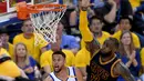 Stephen Curry (30) berusaha memasukan bola dari kawalan LeBron James (23) di gim pertama Final NBA 2017 melawan Cleveland Cavaliers di Oracle Arena di Oakland, California (1/6). Warriors  menang atas Cavaliers 113-91. (Thearon W. Henderson/Getty Images/AF