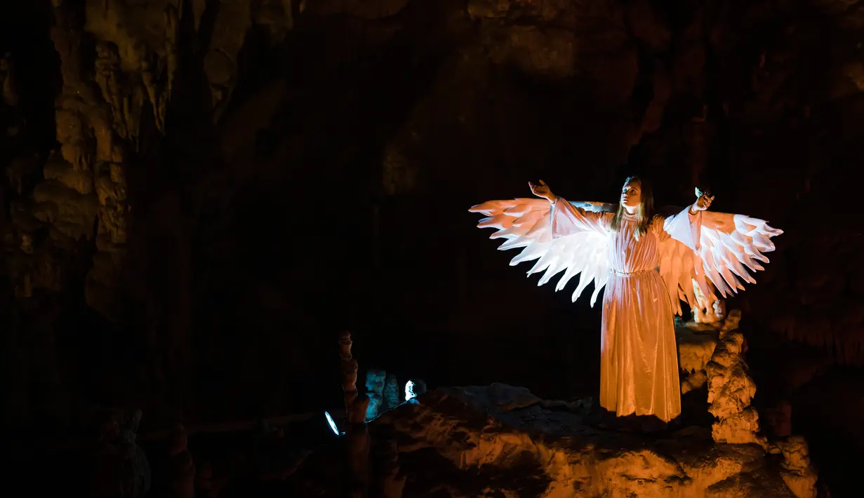 Aktor amatir memainkan peran yang bercerita seperti dalam alkitab di Gua Postojna, Slovenia, pada Rabu (25/12/2019). Setiap perayaan Natal, Postojna Cave selalu menyajikan pertunjukkan cerita-cerita luhur Umat Kristiani di dalam gua. (Photo by Jure Makovec / AFP)