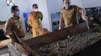 Wali Kota Tangerang Arief Wismansyah saat memantau proses daur ulang maggot di Kantor DLH UPT Pengelolaan Wilayah Barat Kecamatan Jatiuwung (Pramita/Liputan6.com)