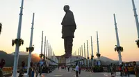 patung pejuang persatuan India Sardar Vallabbhai Patel yang menjulang tinggi di India. (AFP/Sam Panthaky)