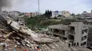 Serangan yang menghantam desa-desa seperti Qennarit memicu peringatan evakuasi massal bagi warga setempat. Tampak dalam foto, warga memeriksa bangunan-bangunan yang hancur akibat serangan Israel di desa Qennarit, Lebanon selatan, Kamis 22 Januari 2026. (AP Photo/Mohammed Zaatari)