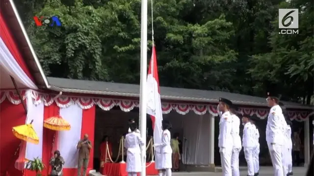 Ratusan warga diaspora Indonesia hadir di kediaman Dubes RI di Washington untuk mengikuti upacara pengibaran bendera Merah Putih. VOA