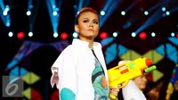 Penyanyi Agnez Mo tampil menghibur penonton dalam Konser Raya 21 Tahun Indosiar, Istora Senayan, Jakarta (11/1/2016). Agnez Mo terlihat atraktif di panggung Konser Raya 21 Tahun Indosiar tersebut. (Liputan6.com/Gempur M Surya)