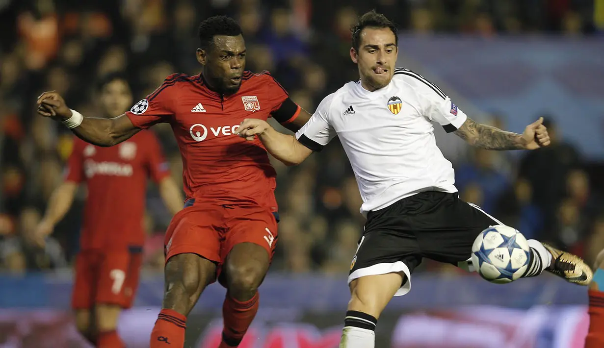 3. Paco Alcacer, melalui situs resminya, Barcelona, mengumumkan keberhasilan mereka mendatangkan striker Valencia ini. Bomber asal Spanyol ini didatangkan Barca dengan nilai transfer 27 juta pounds. (AFP/Jose Jordan) 