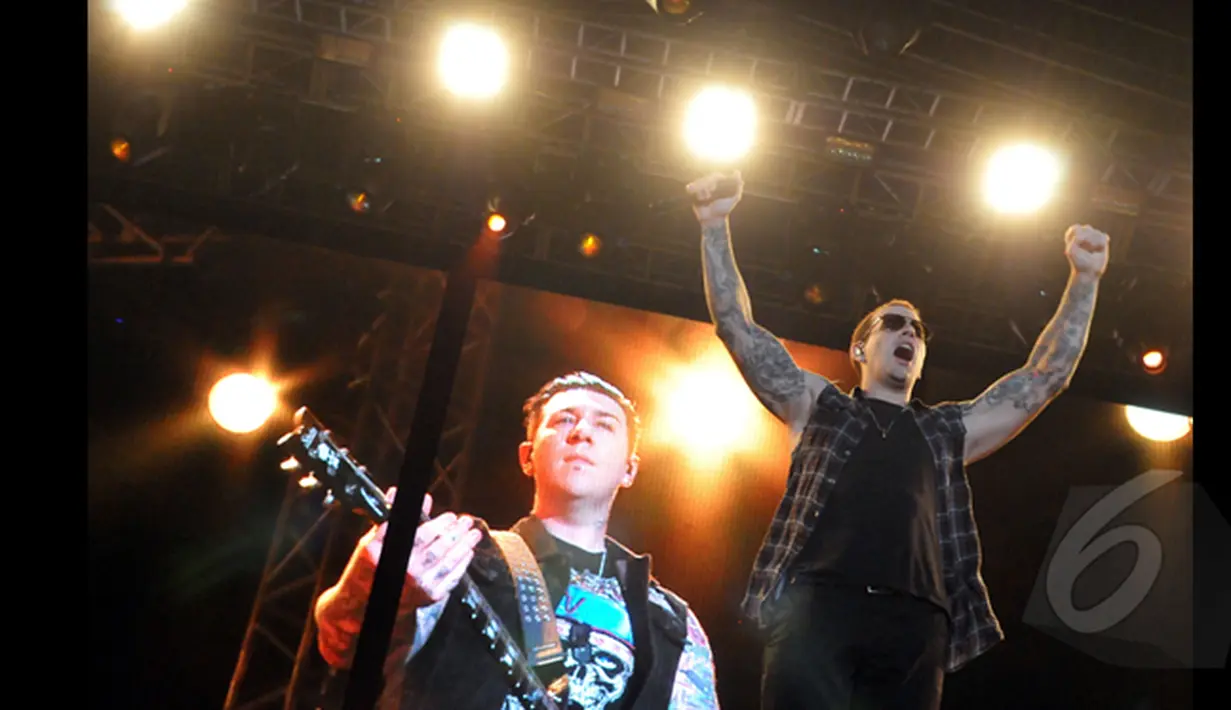 M. Shadows (Vokal) mewakili teman-temannya menyapa ribuan penggemar mereka  saat konser bertajuk "Avenged Sevenfold Asia Tour 2015 Live in Jakarta" di Parkir Timur Senayan, Jakarta, (18/1/2015). (Liputan6.com/Panji Diksana)