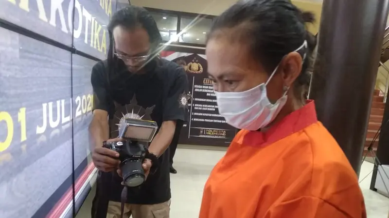 Hanya Diupah Rp100 Ribu, IRT di Palembang Nekat Jadi Kurir Narkoba