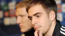 Bek Bayern Muenchen Philipp Lahm (kanan) dan gelandang Bastian Schweinsteiger di sesi konferensi pers di Melia Hotel, Milan, 22 Februari 2011 jelang laga Liga Champions lawan Inter Milan. AFP PHOTO / GIUSEPPE CACACE 