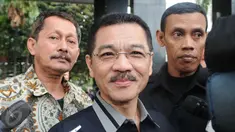 Mantan Menteri Dalam Negeri (Mendagri) Gamawan Fauzi usai diperiksa penyidik KPK, Jakarta, Kamis (19/1). Gamawan Fauzi diperiksa terkait dengan dugaan korupsi proyek pengadaan kartu tanda penduduk berbasis elektronik (e-KTP).(Liputan6.com/Helmi Afandi)