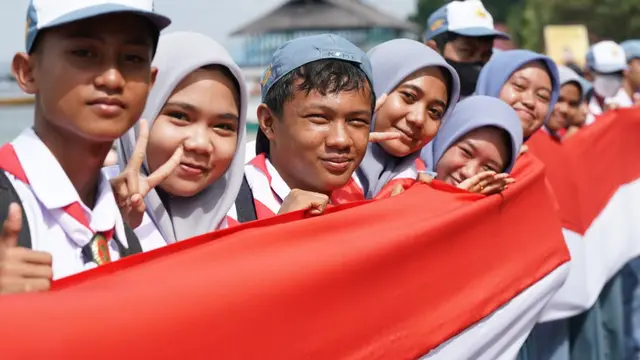 Aksi bentang kain merah putih 17 kilometer di Kota Kendari, memeriahkan HUT ke-78 RI, Selasa (15/8/2023).(liputan6.com/foto deni lahundape)