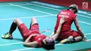 Ganda putri Indonesia Greysia Polii/Apriyani Rahayu usai dikalahkan Yuki FukuShima/Sayaka Hirota (Jepang) di 8 besar Indonesia Open 2018, Istora GBK, Jumat (6/7). Greysia/Apriyani kalah 14-21,20-22. (Liputan6.com/Helmi Fithriansyah)