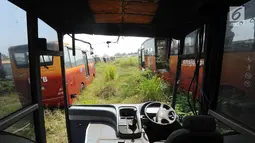Kondisi bus Transjakarta yang sudah tidak digunakan di lahan kosong di Dramaga, Kabupaten Bogor, Jawa Barat, Minggu (28/7/2019). Kurang lebih 300 bus Transjakarta dengan kondisi tak terawat diparkir di lahan kosong sejak 2018. (merdeka.com/Arie Basuki)
