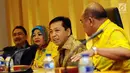 Ketua Umum Partai Golkar, Setya Novanto (keduakanan) jelang Rapat Pleno XI Dewan Pakar bersama Ketua Dewan Pakar, Agung Laksono di Jakarta, Jumat (21/7). Rapat membahas perkembangan strategis actual untuk konsolidasi. (Liputan6.com/HelmiFithriansyah)